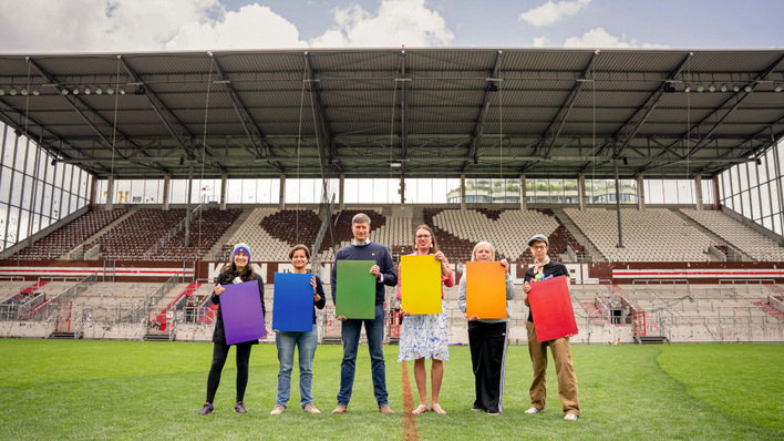 Diese Module werden bald vom Dach der Tribüne des Millerntor-Stadions sauberen Solarstrom liefern – und ein Zeichen für Toleranz senden.