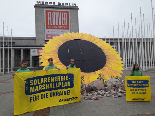Solarblume vor der Berliner Messe, wo sich internationale Prominenz zur Ukraine Recovery Conference trifft.