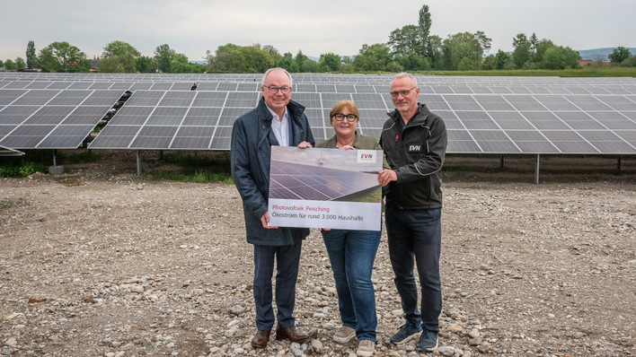 Großer Bahnhof: Zur Einweihung des neuen Solarparks ist sogar Energieminister Stephan Pernkopf (links) nach Peisching gekommen. Neben ihm Bürgermeisterin Klaudia Osztovics und EVN-Sprecher Stefan Zach.