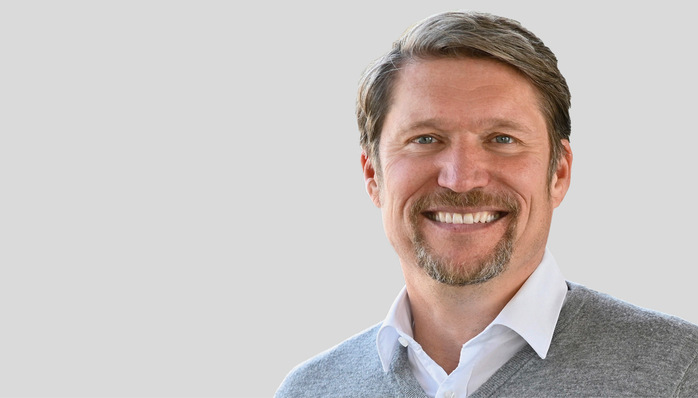 Thom﻿as Hei﻿m
 kam im Juli 2017 zur Viessm﻿ann-Gruppe. Zunächst verantwortete er als Chief Sales Officer das ­Marketing und den Vertrieb. Anfang Juli 2022 ­wurde er zum CEO der Viessmann Climate Solutions SE ­berufen und übernahm die Leitung des Unter­nehmens. Durch die Kombination mit Carrier Global­ ­Anfang 2024 ­leitet er nun als President Carrier HVAC RLC EMEA den ­Geschäftsbereich für Residential & Light ­Commercial für das Klimalösungsgeschäft. ­Neben Viessmann ­Climate Solutions umfasst es ­weitere Marken des ­Carrier-Konzerns in Europa, dem ­Nahen Osten und Afrika.