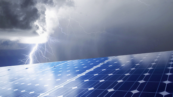 Professioneller Schutz vor Blitzen und Überspannungen gehört bei Solaranlagen unbedingt dazu, auch wenn er nicht vom Gesetzgeber vorgeschrieben ist.