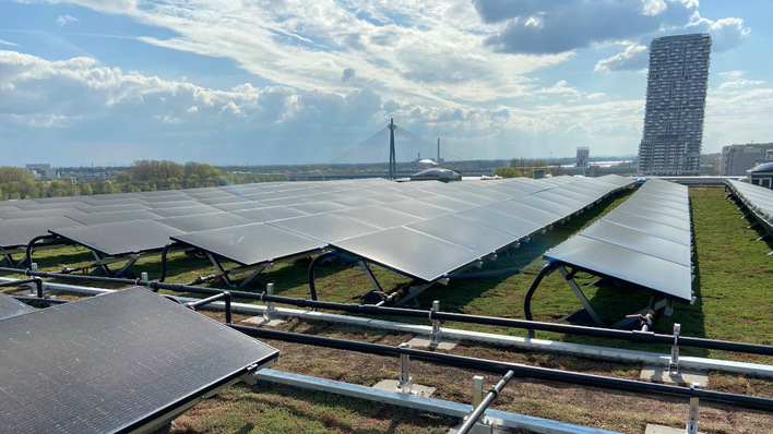 Die Dachanlage unterstützt die Versorgung des Gebäudes mit Strom und Wärme.