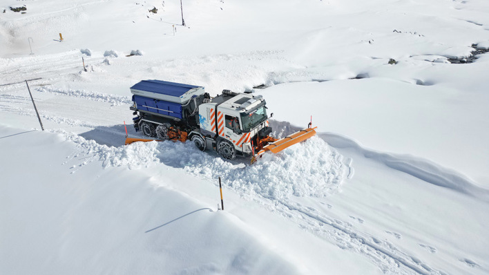 Bei permanenter Bergauffahrt musste das Fahrzeug tonnenschweren Schnee von der Straße räumen.