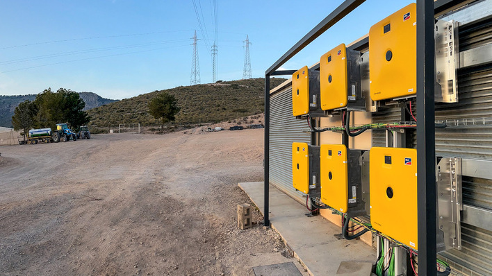 Die Schutzklasse IP65 macht den Wechselrichter widerstandsfähig gegen Staub und Feuchtigkeit.