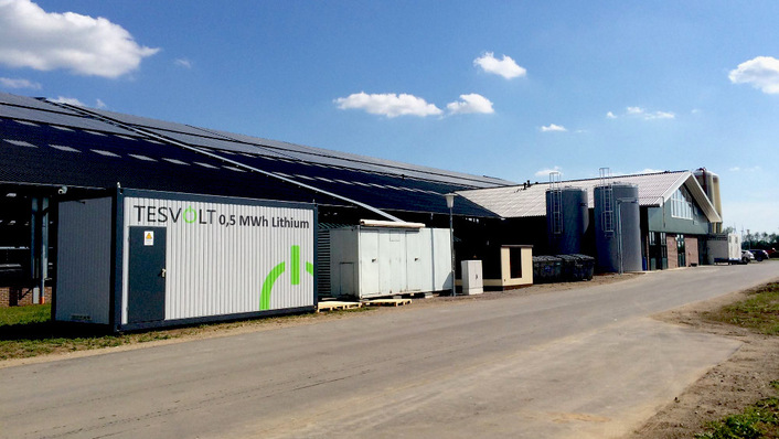 Die kleineren Speicher in Gewerbebetrieben können in der Regel schneller ans Netz angeschlossen werden als Großbatterien.