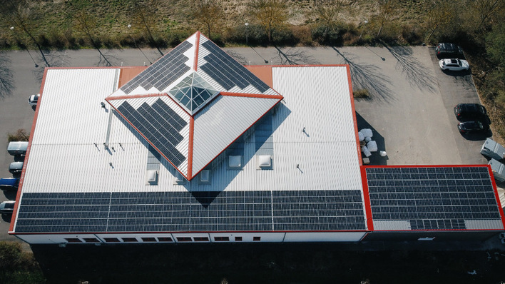 Strom vom Dach: Die Solaranlage leistet 100 Kilowatt.