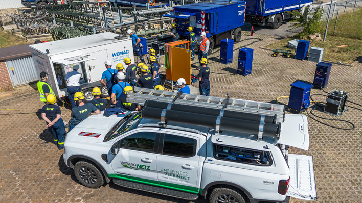 Das THW bei einer gemeinsamen Einspeiseübung mit der Wemag Netz.