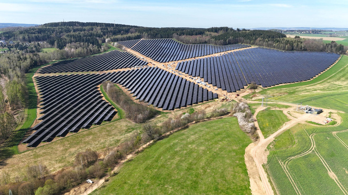 Die Anlage fügt sich perfekt in die sanft hügelige Landschaft des Erzgebirges ein.