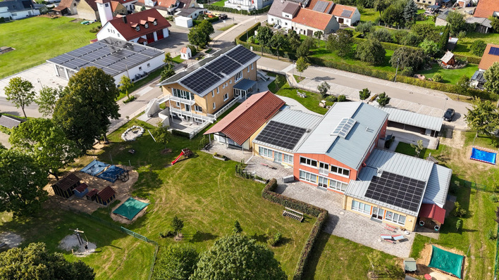 Blick von oben: Auf zwei Kindergartengebäuden und der Feuerwehr wurden Solaranlagen für den Eigenverbrauch installiert.