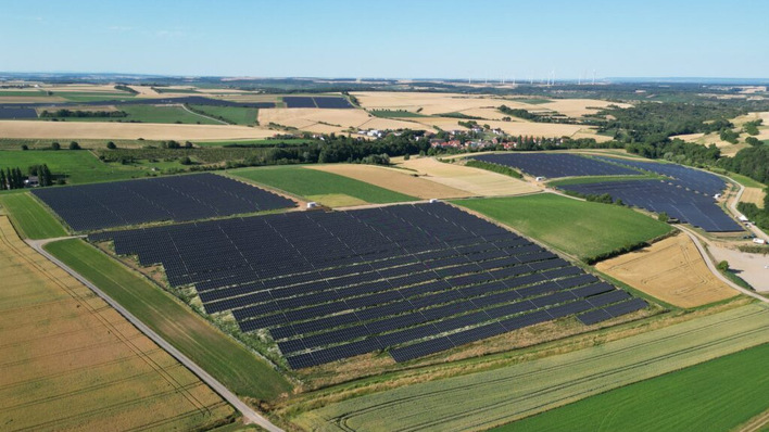Die neue Anlage in Darstadt hat eine Leistung von 70 Megawatt und ist in Zukunft ein Rückzugsgebiet für Tiere und Pflanzen.