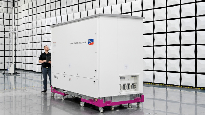 Test der großen Wechselrichter im EMV-Labor von SMA.