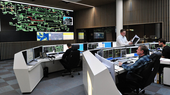 In der Leitzentrale müssen Techniker wetterabhängige Stromproduzenten wie Wind und Sonne ausgleichen.