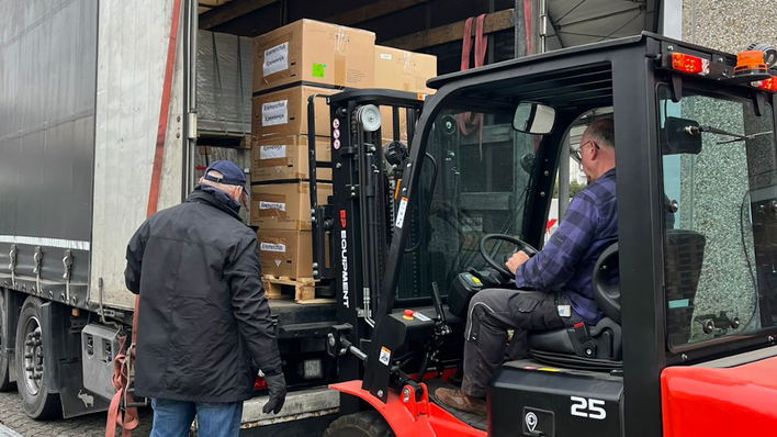 Der jüngste Transport wird in Paderborn kommissioniert - für die Reise gen Osten.