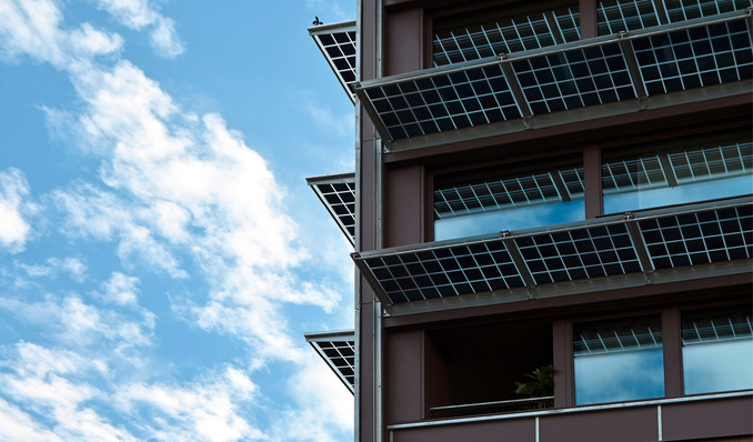 Die Module im Hochhaus H1 auf dem Zwhatt-­Areal ­wurden als Sonnenschutzelemente in die Fassade ­integriert. Dies hat mehrere Vorteile.