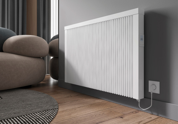 Diese flache Flächenspeicherheizung fügt sich unauffällig in den Raum ein.