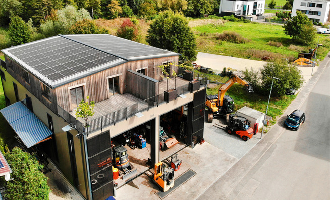 Werkstatt von Thomas Firner: Neben den Dächern wurde auch die Fassade mit Photovoltaik bestückt.