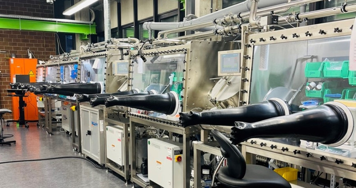 Ein sogenanntes Glovebox-Array: Eine Forschungsanlage zur Entwicklung innovativer Perowskit-Dünnschicht-Halbleitermaterialien.