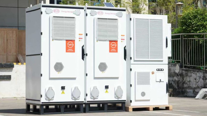 Der Gewerbespeicher kommt mit BYD-Batteriemodulen.