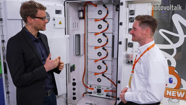 René Gelfert von Solis (rechts) stellt die neue C&I-Batterie vor.