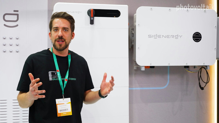 Sebastian Feges erläutert den Sigenstack, den C&I-Speicher von Sigenergy.