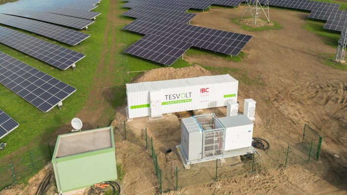 IBC Solar hat einen Solarpark in der Eifel mit Speicher von Tesvolt veredelt.