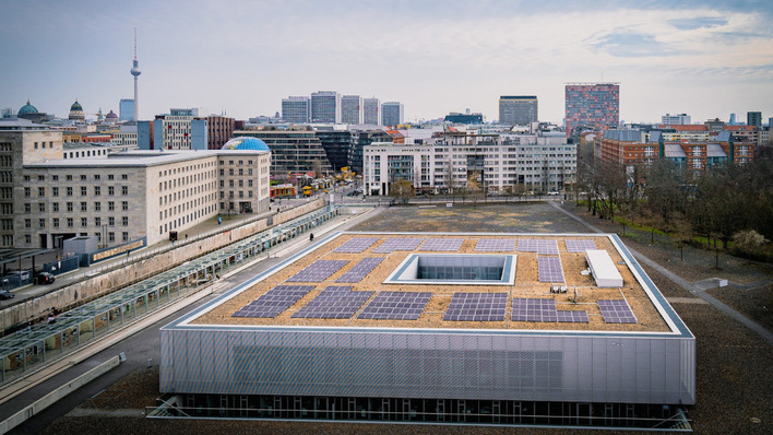 Die Berliner Stadtwerke haben nun auf dem Dach des Dokuzentrums der Topographie des Terrors eine Photovoltaikanlage installiert.