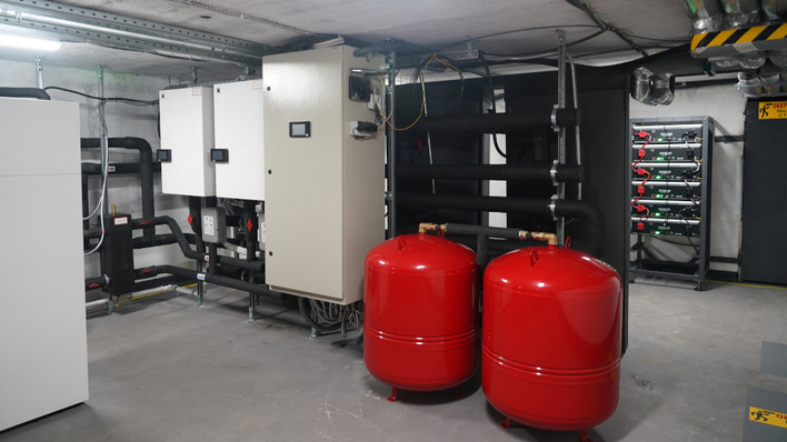 Wärmepumpen und Sonnenstrom versorgen rund 60 Wohnungen im Gebäudekomplex.