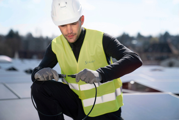 DC-Stecker sind kritische Bauteile. Sie müssen exakt zueinander passen, Kreuzverbau birgt erhebliche Risiken.