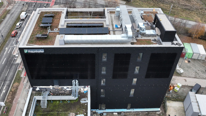 Die Solarfassade des Fraunhofer IPMS ist ein Hingucker.