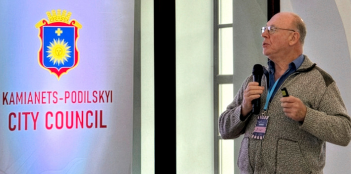 Willi Ernst bei seinem Vortrag in Kamianets-Podilskyi im Westen der Ukraine.