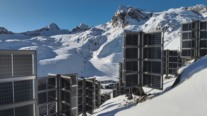 Die kreuzförmige Anordnung der Module verhindert Schneeverwehungen. Verschattungen werden mit Leistungsoptimierer ausgeglichen.