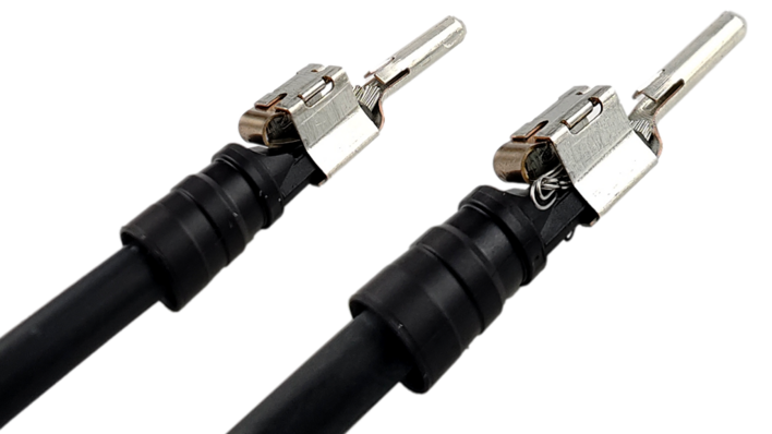 Beide Steckverbinder wurden ohne Crimpzange präpariert. Beim rechten Stecker ist der Kontakt ungenügend – das ist fast unsichtbar.