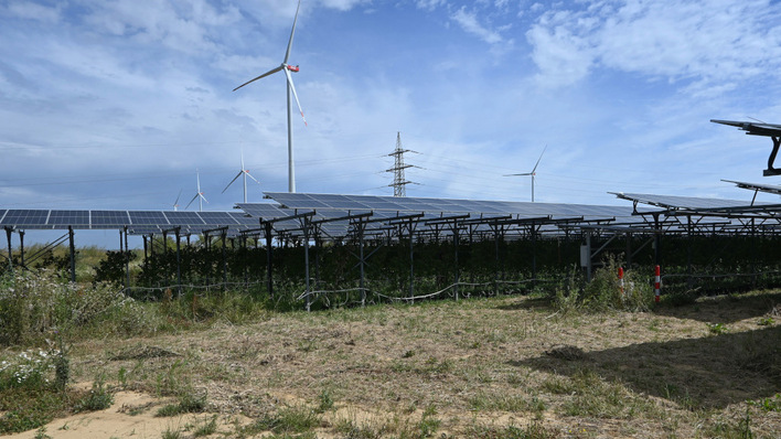 Beim virtuellen PPA wird der Solar- oder Windstrom über das Netz geliefert und nicht direkt vor Ort erzeugt.