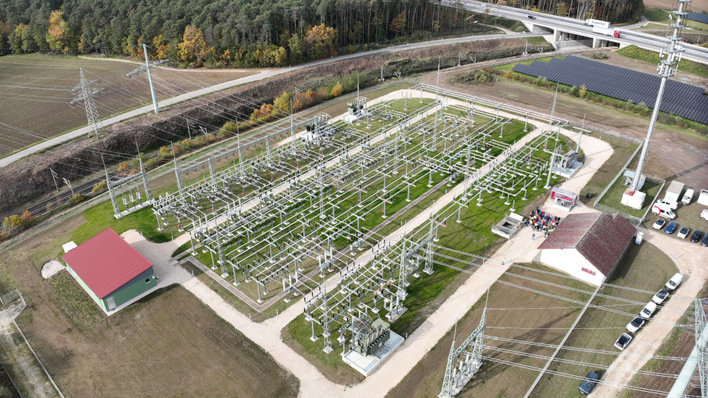 Maxsolar errichtet Bayerns größten netzdienlich betriebenen Batteriespeicher in Ansbach.