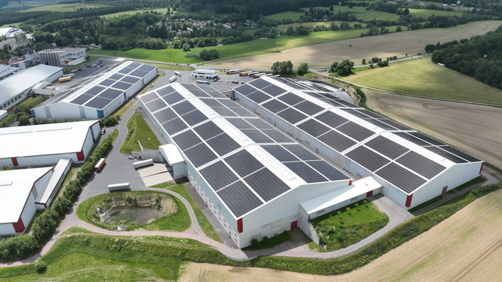 Diese Anlage bei der Firma Wiegand Glas in Großbreitenbach leistet knapp acht Megawatt. Sie speist ins Werksnetz ein.