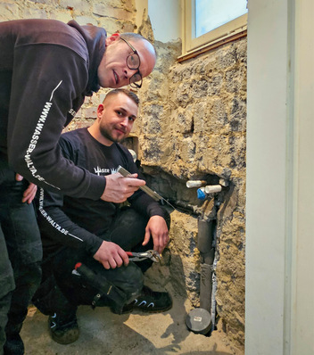 Dank Digitalisierung: Monteur Sigitas Mamontovas und sein Chef Ronny Walta (links) arbeiten effizienter denn je.