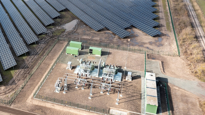 Umspannwerk und Speicher – Speichersysteme machen Solarenergie stetiger verfügbar. Man muss sie nur lassen.