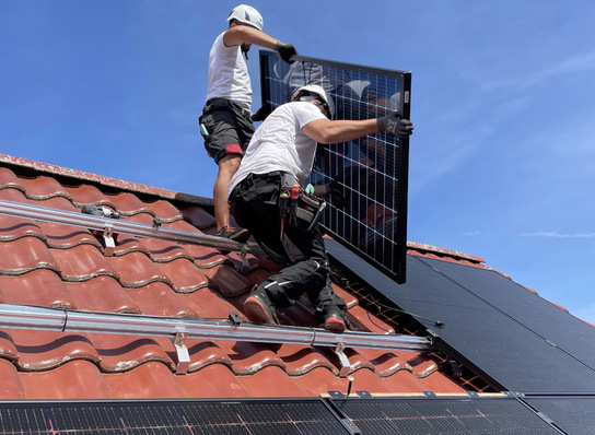 Planung, Installation und Wartung von Solaranlagen gehören in die Hände regionaler Fachhandwerker.