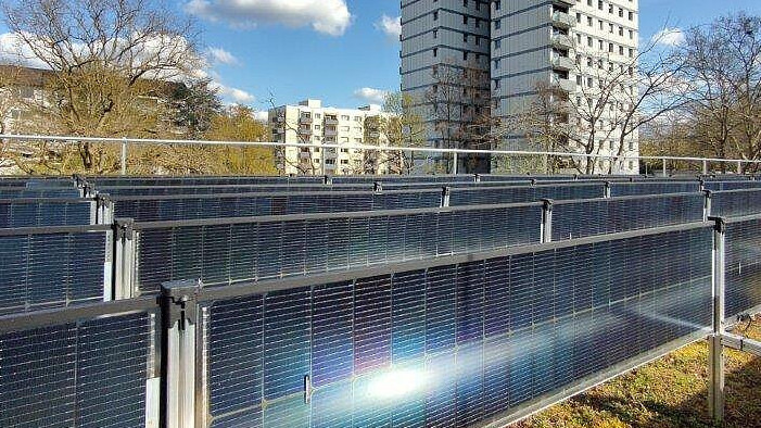 Eine vertikale Solaranlage bringt einige Vorteile mit sich.