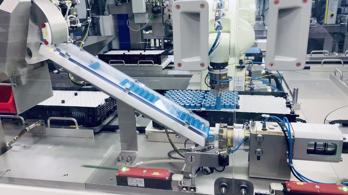 Ein präziser Zellsteckautomat bei der Arbeit – nun bei der BMZ Battery Solutions.