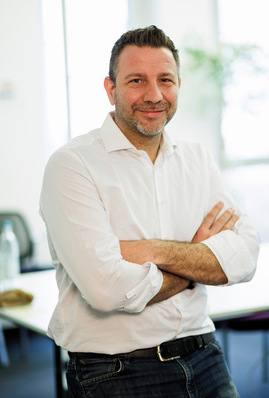 Christ﻿ian Carraro ist Vice President Europe Strategic ­Accounts and Programmes bei Solar­edge. Er kam 2016 zum Unternehmen und verfügt über mehr als 17 Jahre ­Erfahrung in der Solarbranche mit 
Stationen entlang der gesamten Wertschöpfungskette – von der Solarzellenfertigung über EPC bis zum Vertrieb. Vor seinem Wechsel zu Solaredge war er EMEA General Manager bei Tigo Energy. Carraro hat Elektrotechnik an der Universität Genua in Italien studiert.