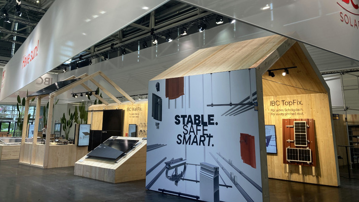 Der Messestand von IBC Solar in München lädt die Fachinstallateure zum Besuch ein.