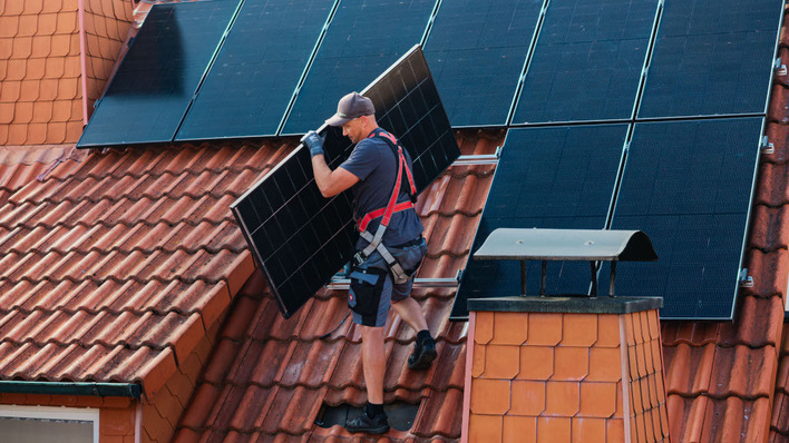 AGR-zertifizierte Solarmodule erleichtern das Handling und ermöglichen eine rückengerechtere Montage.