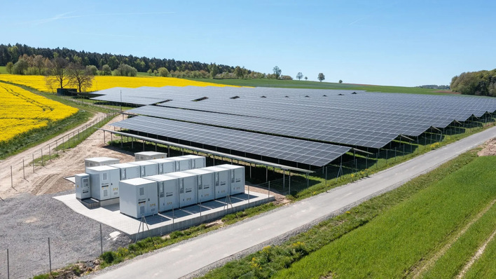 Das Energiezentrum in Brachtal koppelt Solarpark, Bioenergie und Batteriespeicher.