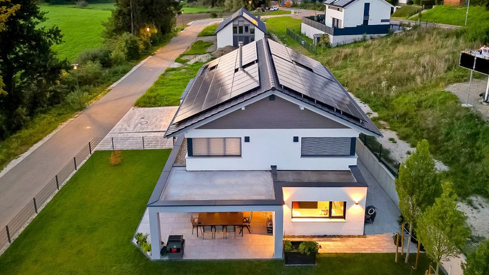 Solarstrom für Wärme und Warmwasser zu nutzen, erhöht die Autarkie und senkt die Kosten für Brennstoffe.