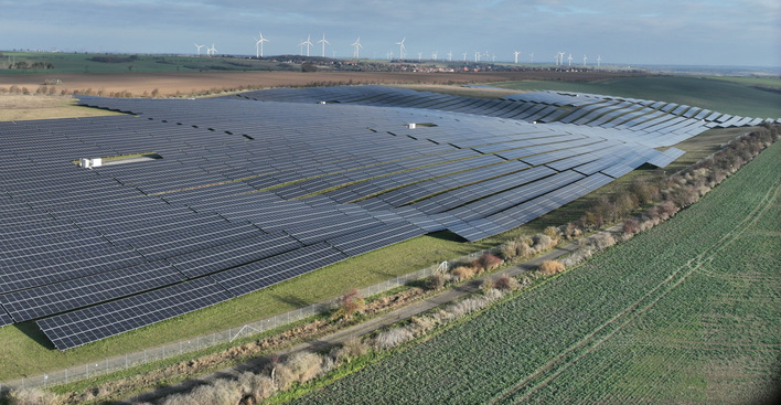 Im Spätherbst 2025 fertiggestellter Solarpark Gerbstedt in Sachsen-Anhalt mit 53,5 Megawatt von WPD. Im Hintergrund zu sehen: der Windpark Gerbstedt mit 26 Megawatt.