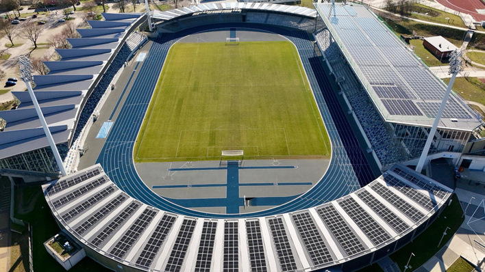Luftbild der Photovoltaikanlage auf dem Dach des Lohrheidestadions in Bochum.