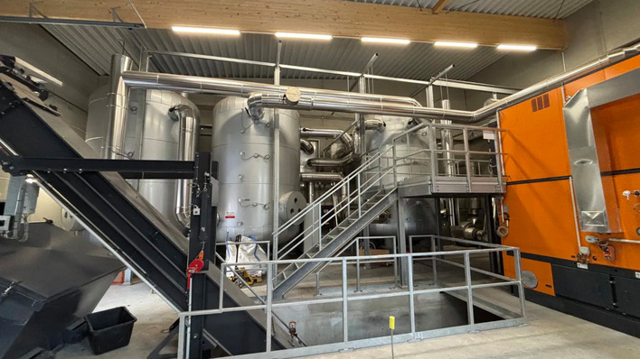 In die Speicher wurden spezielle Flanschplatten eingebaut, in die die solarelektrischen Heizelemente geschrabut wurden.