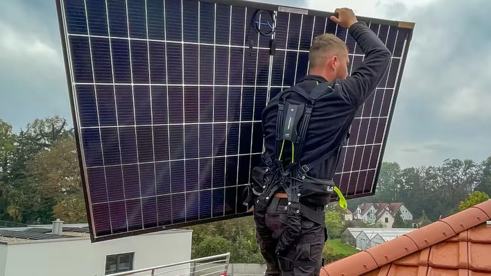 Das Exoskelett hilft Rückenbelastungen im Arbeitsalltag zu reduzieren.