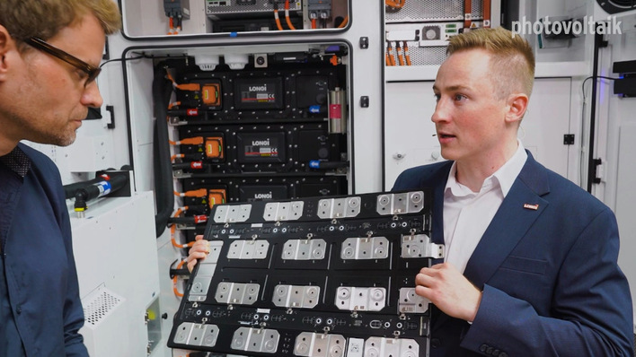 Produktmanager Joe Kunkel erläutert das Sicherheitskonzept.